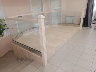 Подиум, ограждение стекло перила и столбы ясень