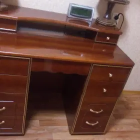 Элемент интерьера: Туалетный столик из бука, полироль